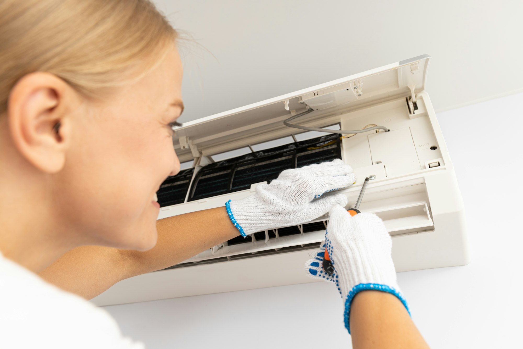 Female master and air conditioner, air conditioner repair